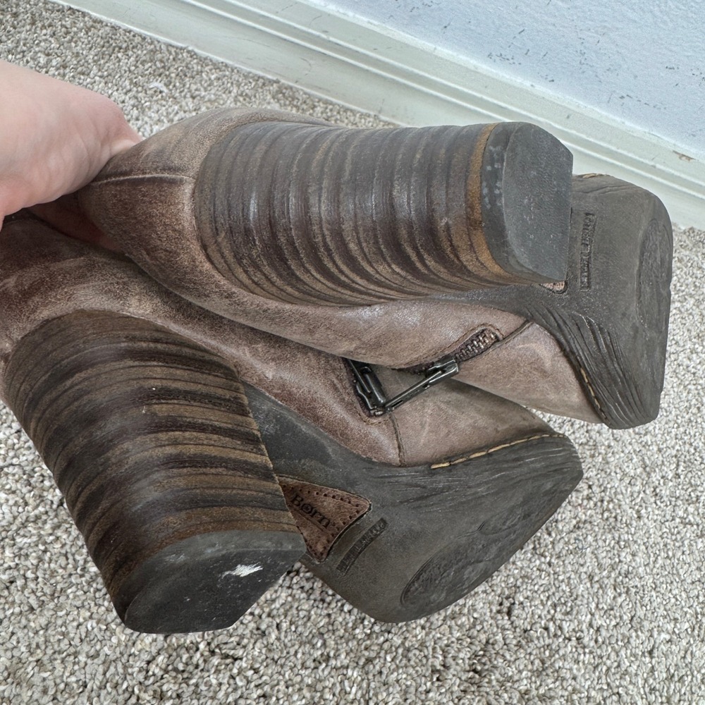 Born Taupe Leather Ankle Boots Buckle Block Heel 11 Edgy Rugged Country Festival - Picture 6 of 7